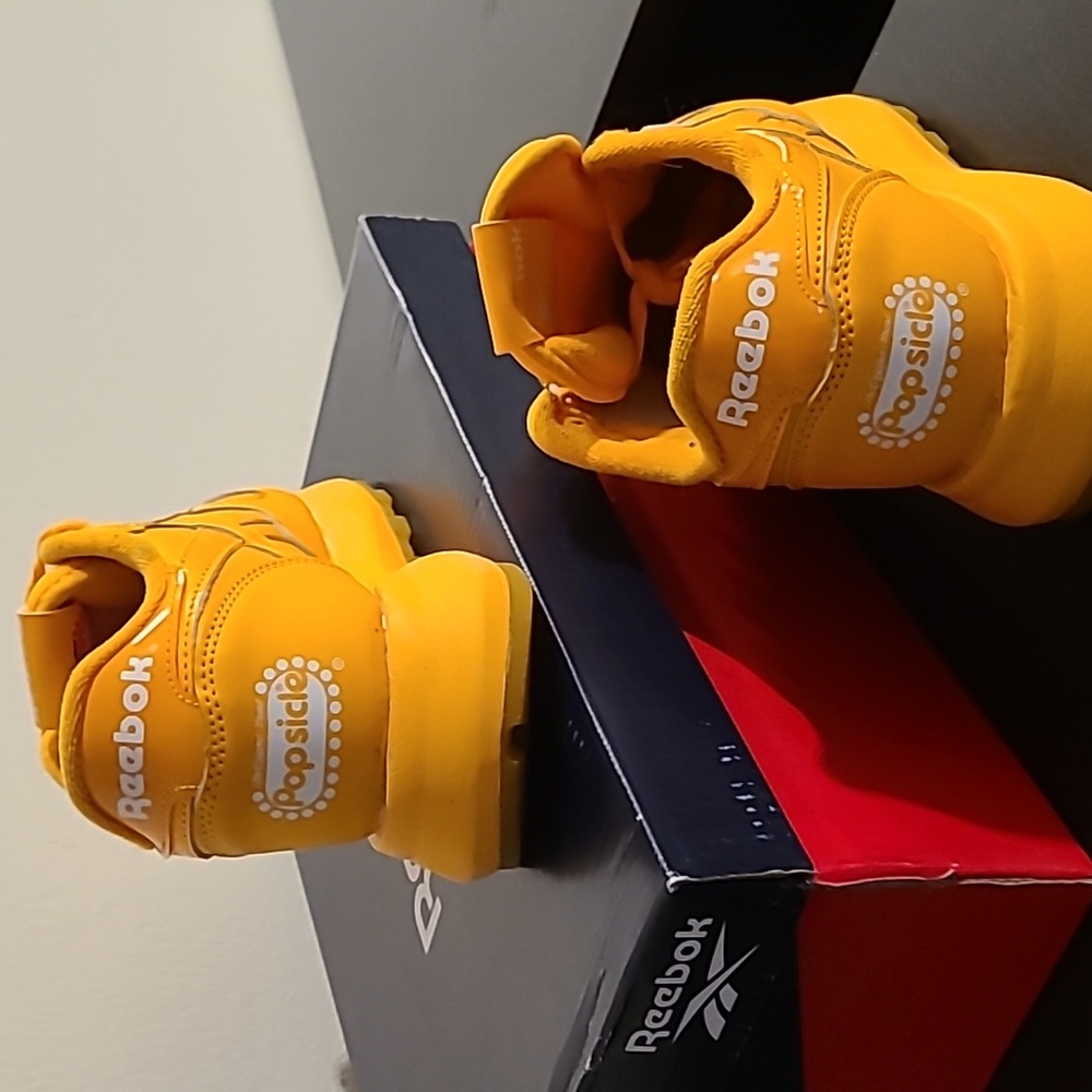 Junior Reeboks - Picture 3 of 4